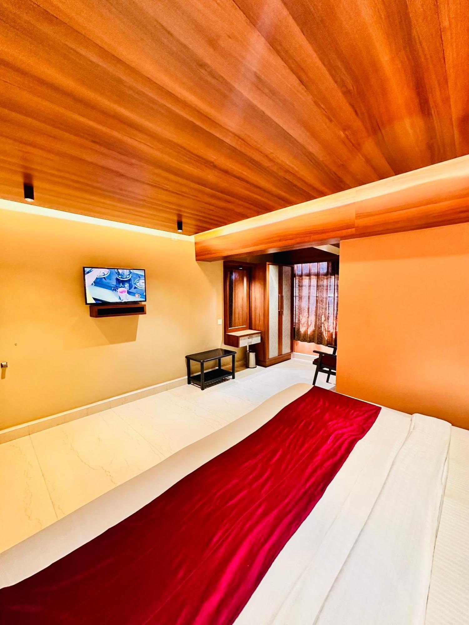 Hotel City Palace Ooty Buitenkant foto